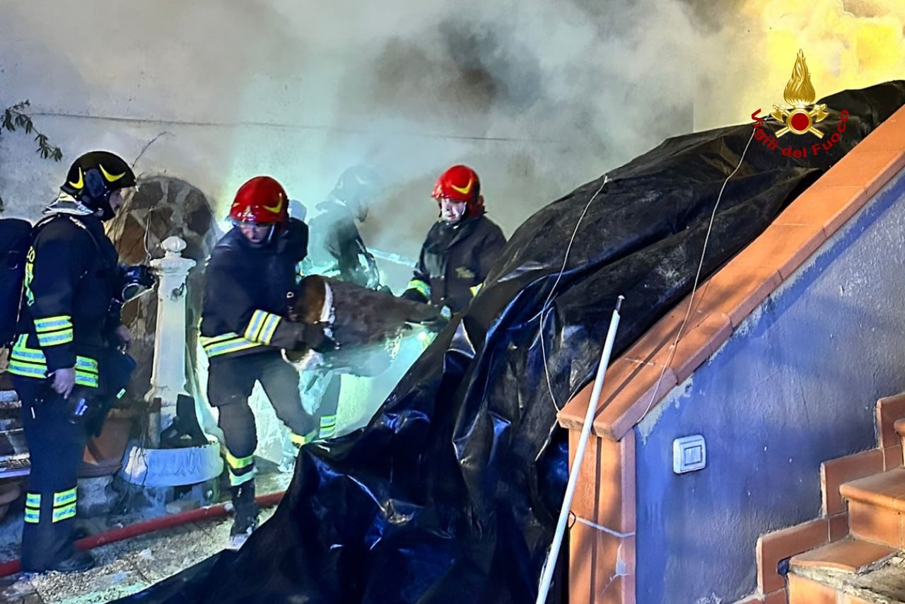 Serravalle - In fiamme laboratorio caseario, intervento dei vigili del fuoco
